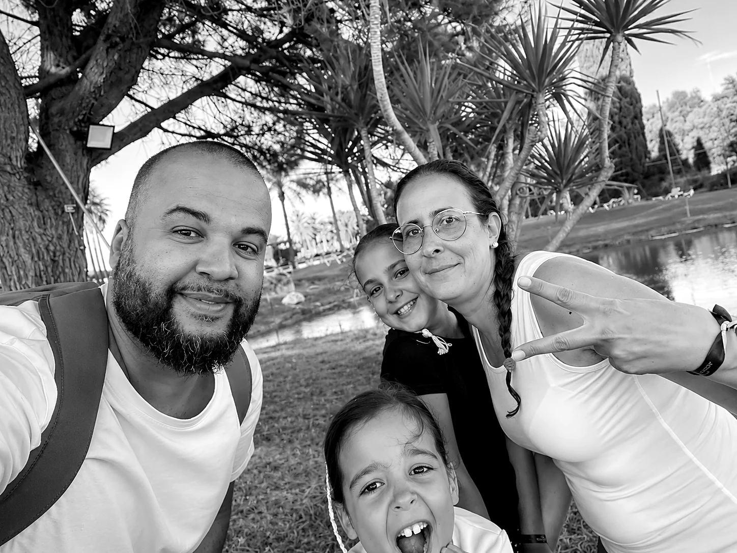 O Marcos com a família num parque, a preto e branco